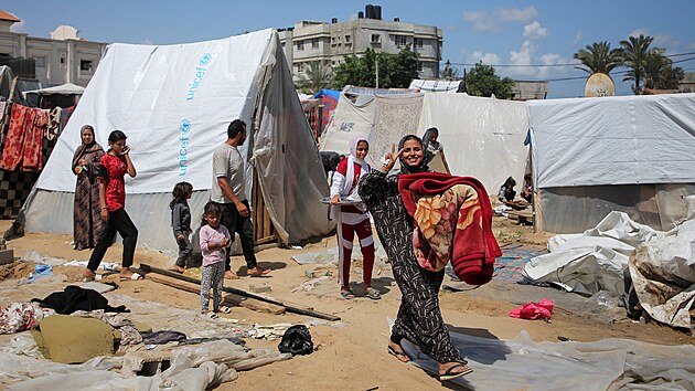 Palestinci se pøipravují na evakuaci stanového tábora poté, co izraelské síly zahájily pozemní a leteckou operaci ve východní èásti Rafáhu. (7. kvìtna 2024)