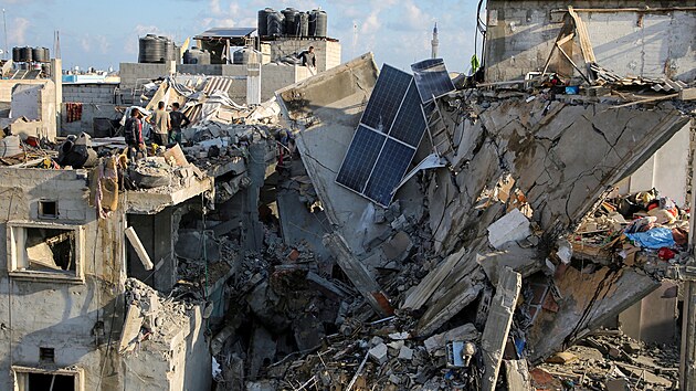 Palestinci si prohlížejí místo izraelského útoku na dùm v Rafáhu na jihu Pásma Gazy. (7. kvìtna 2024)