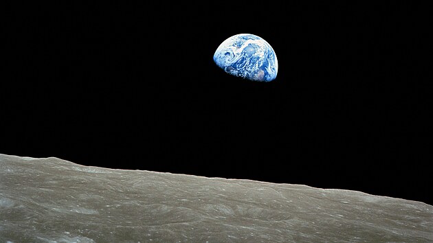 Jednu z nejslavnìjších fotografií historie Earthrise poøídil èlen posádky mise...