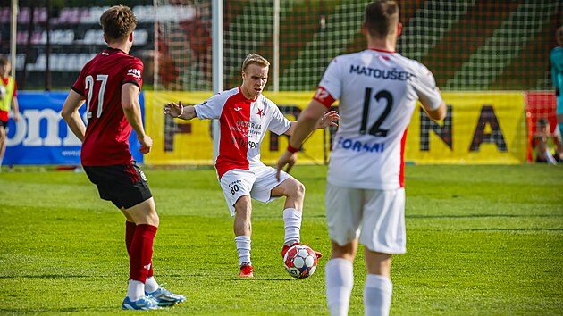 Kromìøížský kapitán Tomáš Matoušek  (zády) dostal v zápase se Spartou B...