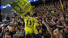 Marco Reus slaví s fanoušky Borussie Dortmund postup do finále Ligy mistrù.