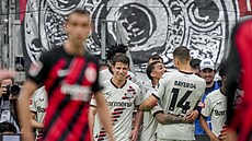 Radost fotbalistù Leverkusenu po gólu do sítì Frankfurtu. V popøedí klubka...