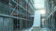 Nový eskalátor u vstupu do OC Lužiny v prùbìhu rekonstrukce