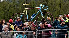 Fanoušci podél trati druhé etapy Gira a vzpomínka na Marka Pantaniho