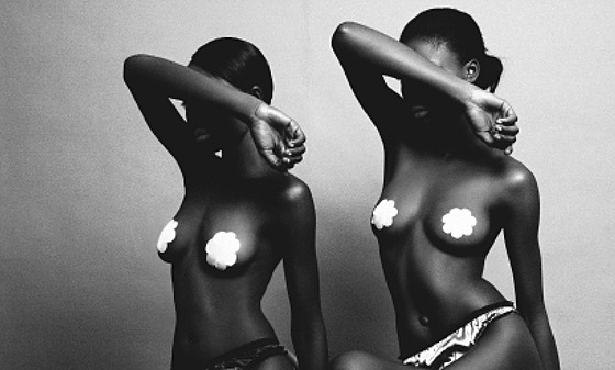 Snímek nigerijského fotografa Lakina Ogunbanwa na výstavì Prsa v Itálii