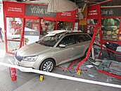 Øidiè osobního vozidla Škoda Fabia narazil pøi couvání do hlavního vchodu...