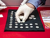 Archeologové našli na Kutnohorsku více než dva tisíce mincí denárù. Takové...