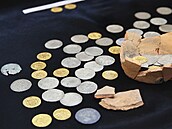 Mincovní poklad èítající pøes sto grošù a dukátù nalezený v centru Opavy. (15....