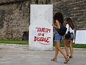 „Turismus je nemoc“, hlásá sprejový nápis na jenom z míst v centru Palmy. Odpor...