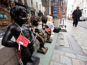 Symbol Bruselu, èùrající panáèek Manneken pis, je v ulicích hlavního mìsta...
