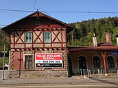 Památkovì chránìná budova nádraží v Ústí nad Orlicí je „ozdobena“ billboardy.