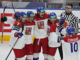 Èeští hokejisté oslavují gól proti Švýcarùm.