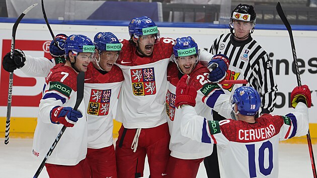 Èeští hokejisté oslavují gól proti Švýcarùm.