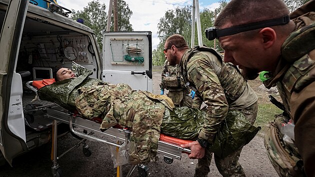 Zdravotníci u mìsta Vovèansk v Charkovské oblasti ošetøují zranìného ukrajinského vojáka. (12. kvìtna 2024)