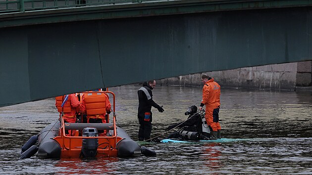 Záchranáøi v ruském Petrohradì pracují na místì pádu autobusu z mostu do øeky. (10. kvìtna 2024)