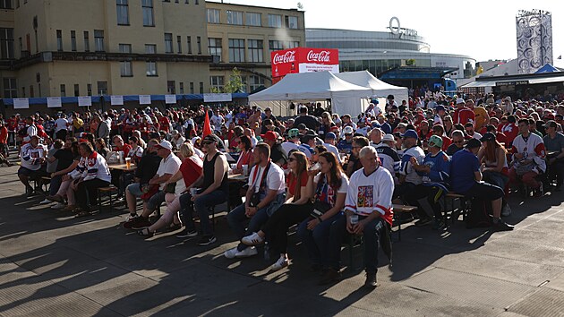 Fanoušci se na první utkání èeského týmu na mistrovství svìta budou dívat i v pražské fanzonì pøed O2 arenou. (10. kvìtna 2024)