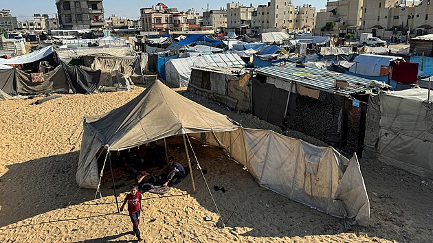 Vysídlení Palestinci, kteøí utekli ze svých domovù kvùli izraelské vojenské ofenzívì, se ukrývají ve stanu v Rafáhu na jihu pásma Gazy. (13. kvìtna 2024)