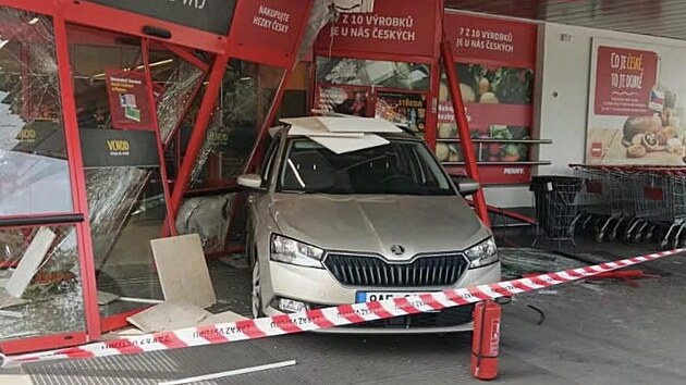 Øidiè osobního vozidla Škoda Fabia narazil pøi couvání do hlavního vchodu prodejny v Pelhøimovì.