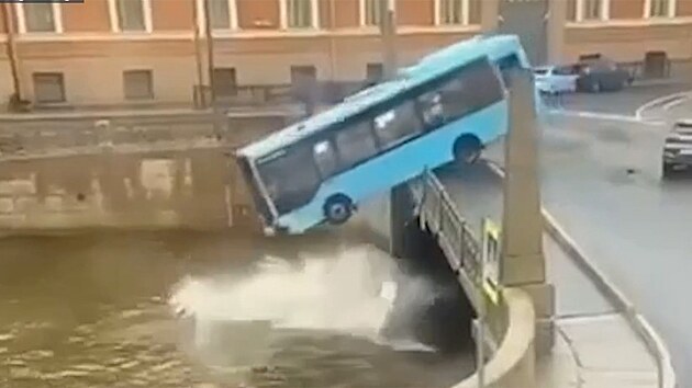 V centru Petrohradu pøišli o život nejménì tøi lidé, když z mostu do øeky Mojky spadl autobus. Agentura TASS s odvoláním na úøady v druhém nejvìtším ruském mìstì informovala, že dalších šest lidí skonèilo v nemocnici. (10. kvìtna 2024)