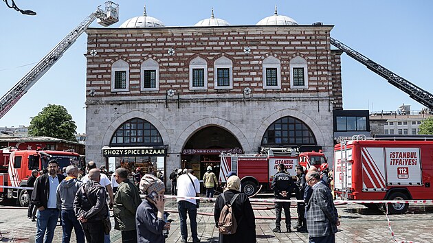 Egyptský bazar v tureckém Istanbulu zasáhl požár. Hasièi jej stihli uhasit ještì pøed tím, než se stihl rozšíøit. Ohnisko požáru bylo v restauraci Pandeli, do které kdysi chodil i zakladatel moderního Turecka Mustafa Kemal Atatürk. (15. kvìtna 2024)
