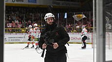 Hokejový kameraman Martin Kropáèek v Litvínovì pøi ètvrtém zápase semifinále...