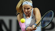 Rebecca Šrámková se soustøedí na míèek bìhem turnaje v Øímì.
