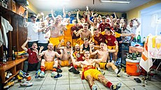 Oslava v kabinì. Fotbalisté Dukly slaví návrat do první ligy po pìti letech.
