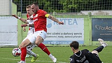 Jakub Øezníèek (v èerveném) ze Zbrojovky Brno se gólovì prosadil v derby s...