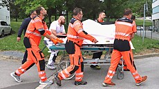 Záchranáøi odváží postøeleného premiéra Fica do nemocnice na operaci. (15....