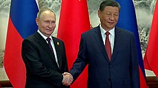 Ruský prezident Vladimir Putin (vlevo) a jeho èínský protìjšek Si in-pching se...