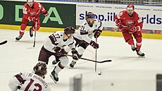 Roberts Bukartis táhne lotyšský útok v zápase s Polskem na hokejovém MS v...