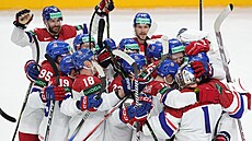 Èeští hokejisté slaví výhru po samostatných nájezdech nad Finskem na domácím MS...