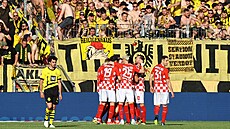 Fotbalisté Mohuèe se radují z gólu v utkání proti Dortmundu.