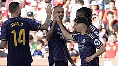 Fotbalisté Realu Madrid slaví branku v zápase s Granadou.