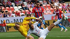 Plzeòský Erik Jirka (nahoøe) skonèil ve skrumáži pøed bránou Slovácka.