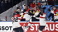 Radost rakouských hokejistù po rozhodující brance s Finskem.