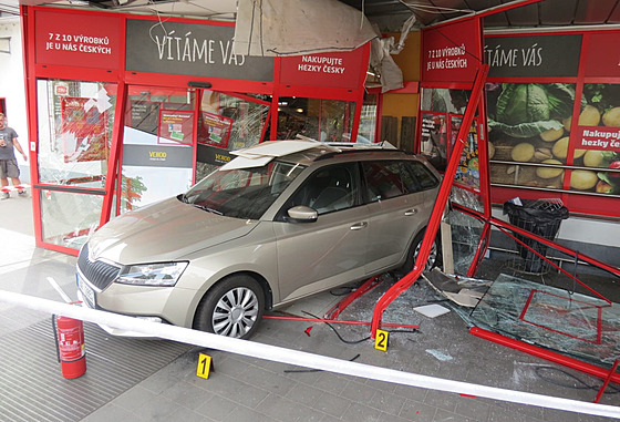 Øidiè osobního vozidla Škoda Fabia narazil pøi couvání do hlavního vchodu...
