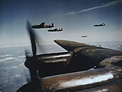 Skupina tìžkých bombardérù Lancaster pøi jedné ze svých váleèných misí v roce...