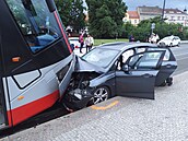 Nehoda osobního auta a tramvaje v Zenklovì ulici v Praze (28. kvìtna 2024)