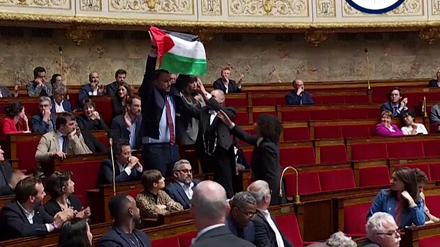 Francouzský poslanec byl vykázán z parlamentu za mávání palestinskou vlajkou
