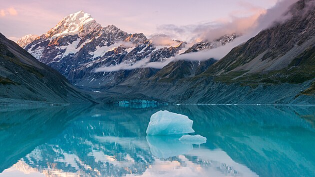 Majestátní Mount Cook je s výškou 3 724 metrù nejvyšší horou Nového Zélandu.