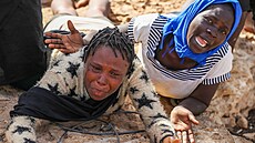 Skupina zhruba 140 afrických migrantù skonèila na poušti mezi Libyí a Tuniskem....