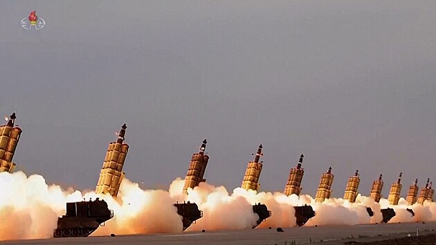 Severní Korea pøedvedla pøi vojenském cvièení synchronizovaný odpal raket