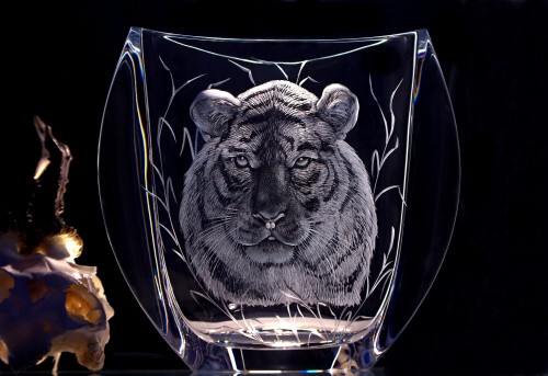 Rytá váza s tygrem