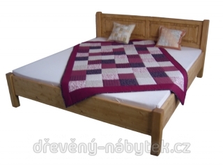 Dřevěná postel